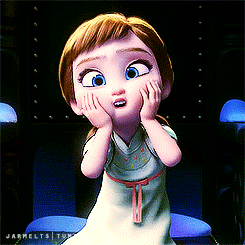 扎著可爱的小编发跟头箍,跟妹妹 anna 的小互动超有爱,让人秒融化啦