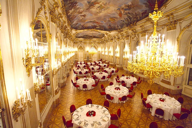GrosseGalerie_gedeckt_von_oben