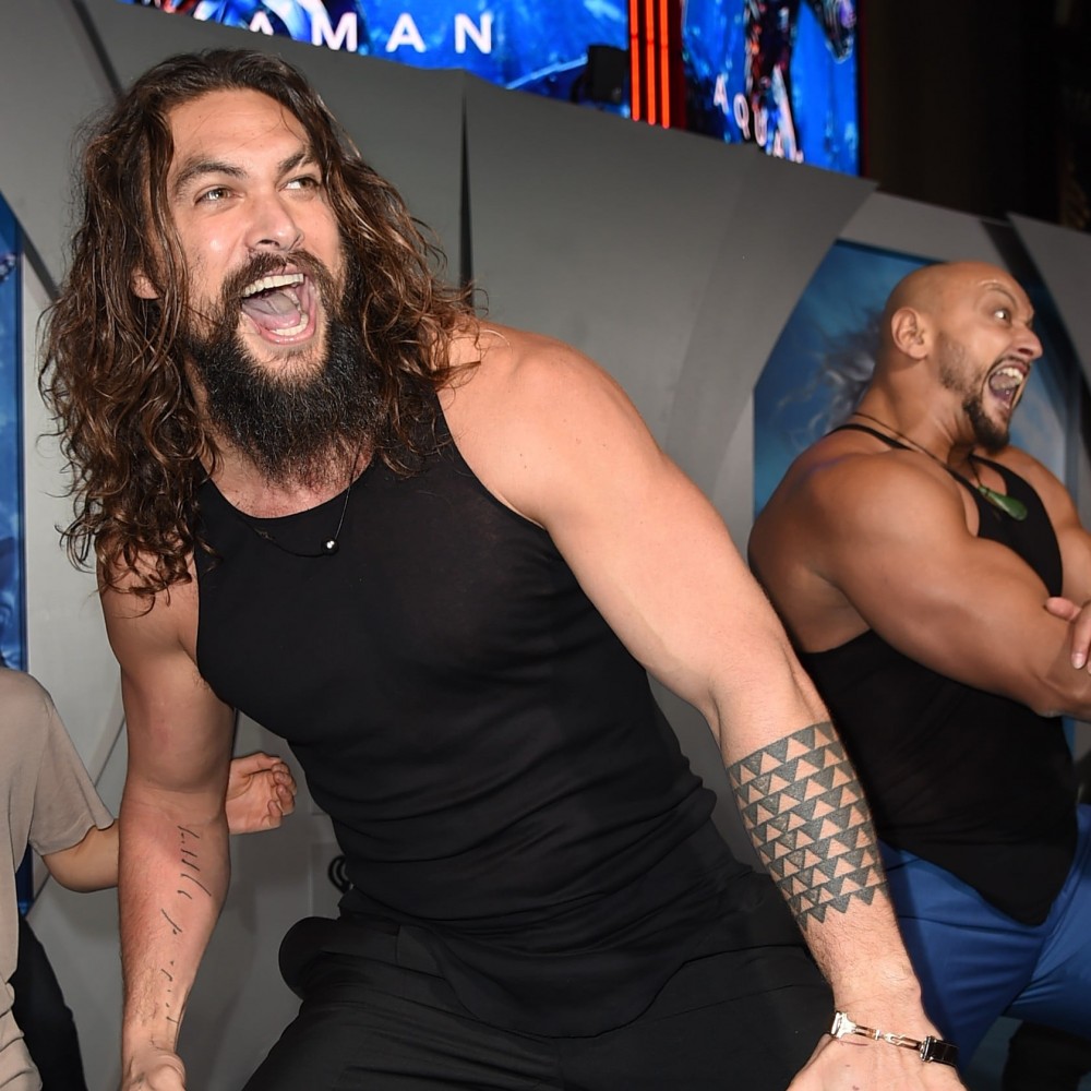 Jason-Momoa-Doing-Haka-His-Kids-Aquaman-Premiere